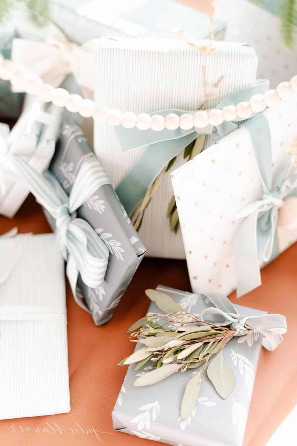 Geschenke unter einem Baum, minimalistisch verpackt.
