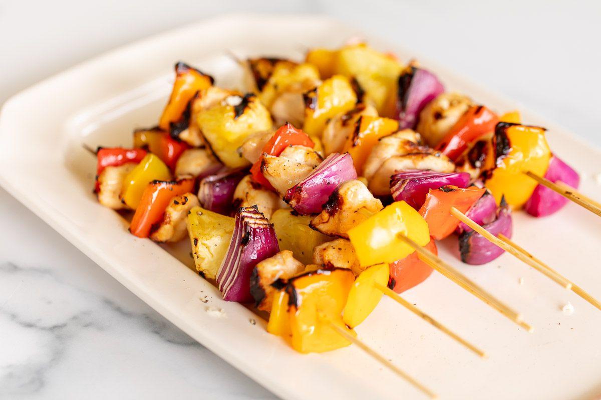 **Einfache Hähnchenspieße** 15 Gegrillte Hähnchenspieße auf einer weißen Platte
