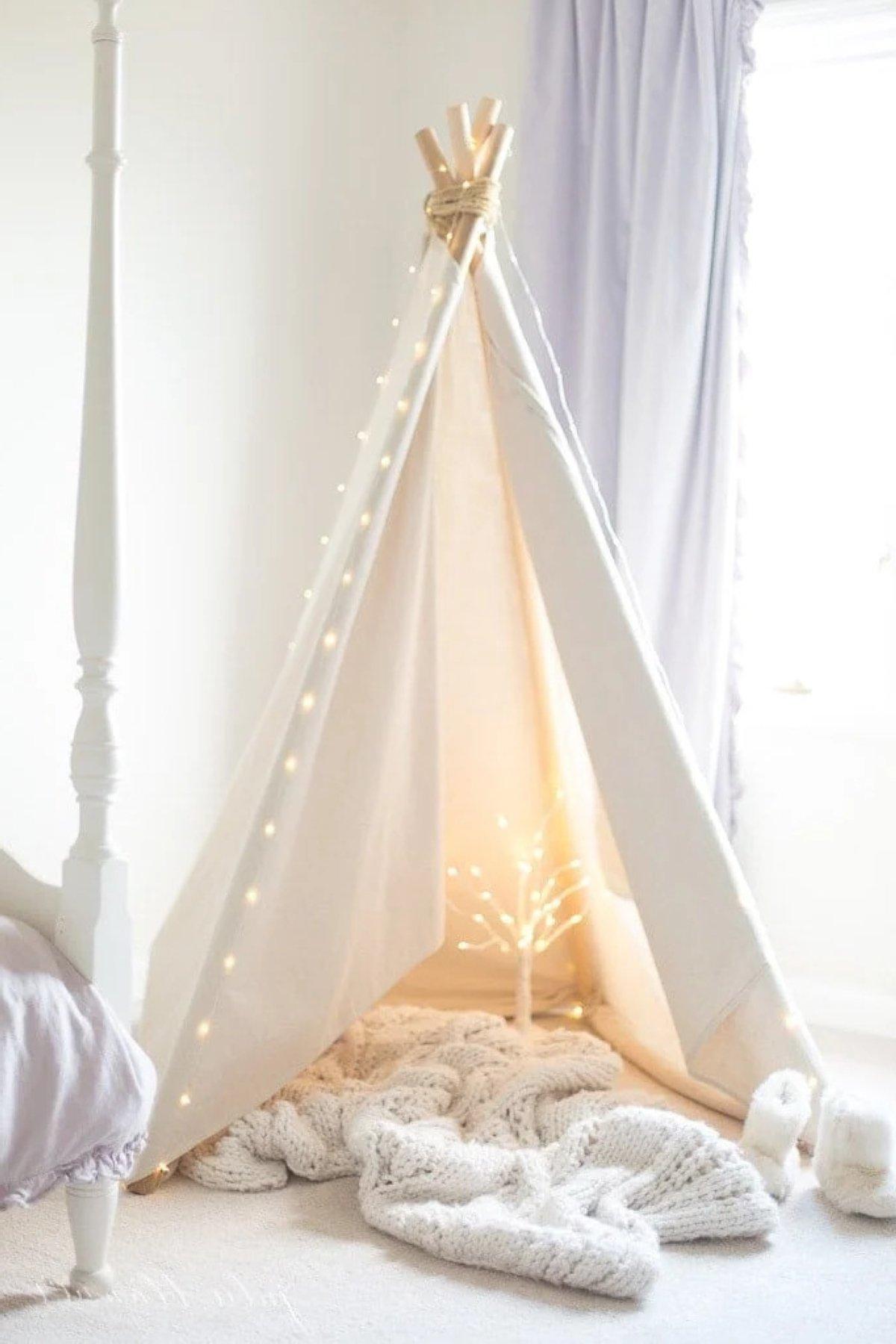 Ein Tipi in einem Mädchenzimmer, gemütlich minimalistisch im Weihnachts-Stil dekoriert.