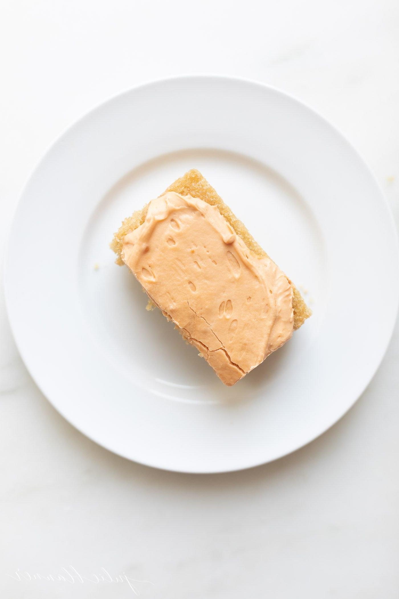**Unglaublicher Butterscotch-Kuchen** 16 Ein Stück Butterscotch Kuchen auf einem weißen Teller.