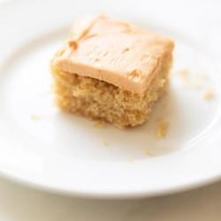 **Unglaublicher Butterscotch-Kuchen** 17 Ein Stück Butterscotch Kuchen auf einem weißen Teller.