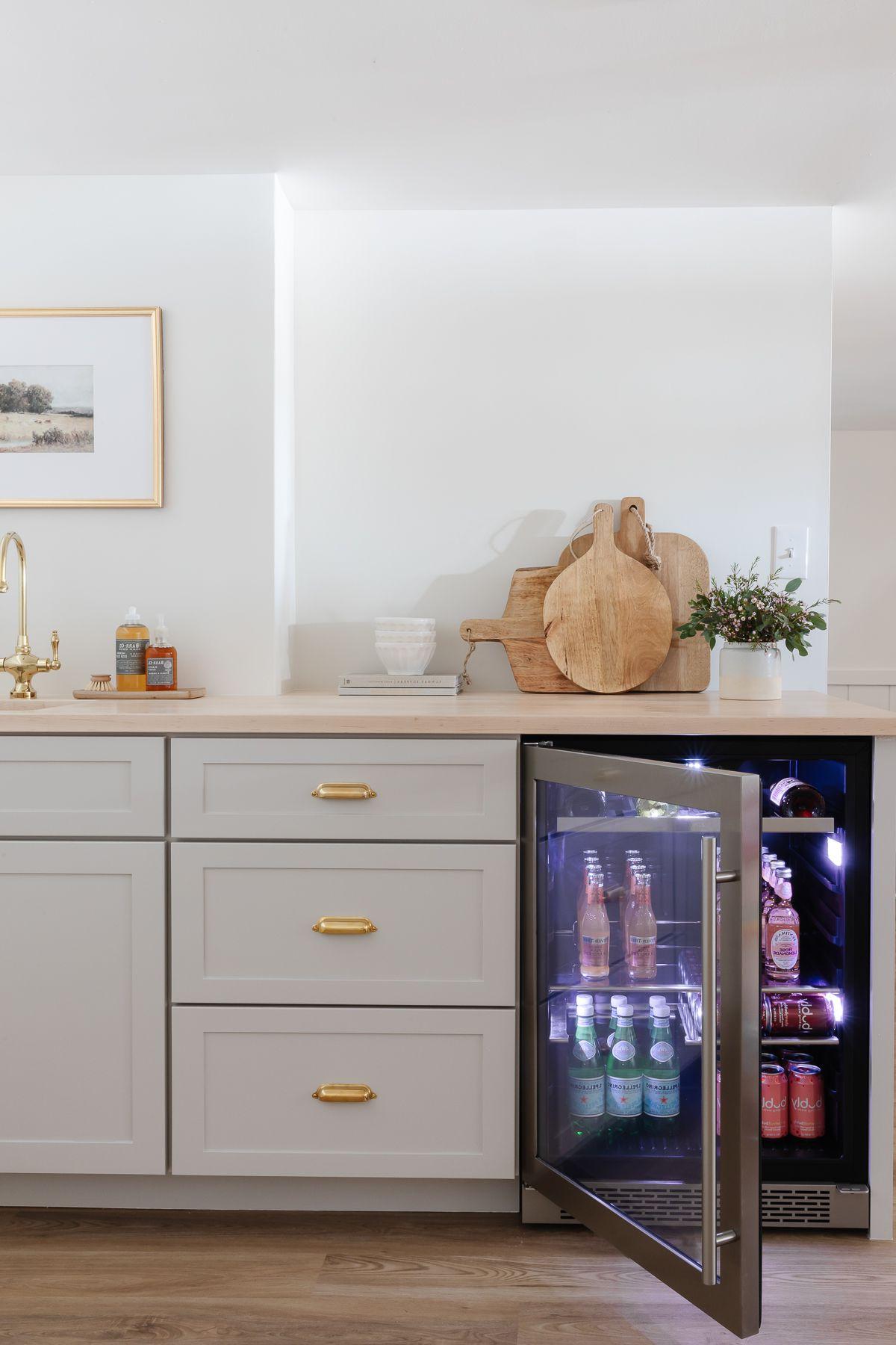 Kellerbar Ideen 18 Eine Keller-Wet Bar mit einem Getränkekühlschrank und hölzernen Schneidebrettern