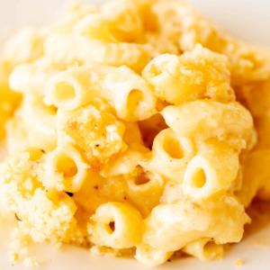Nahaufnahme von Speck Mac and Cheese auf einem Teller.