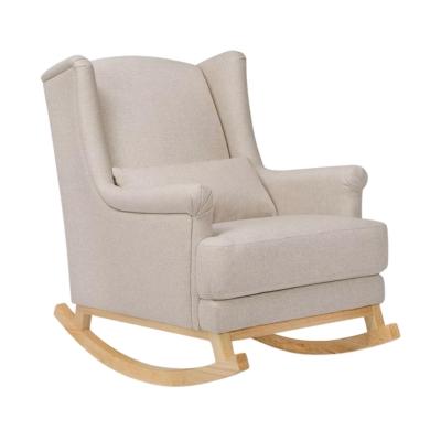 Pottery Barn Kids: Der Look zum kleinen Preis 19 Ein beigefarbener Schaukelstuhl mit Holzbeinen, eine gemütliche und preiswerte Alternative zum Pottery Barn Kids Design.