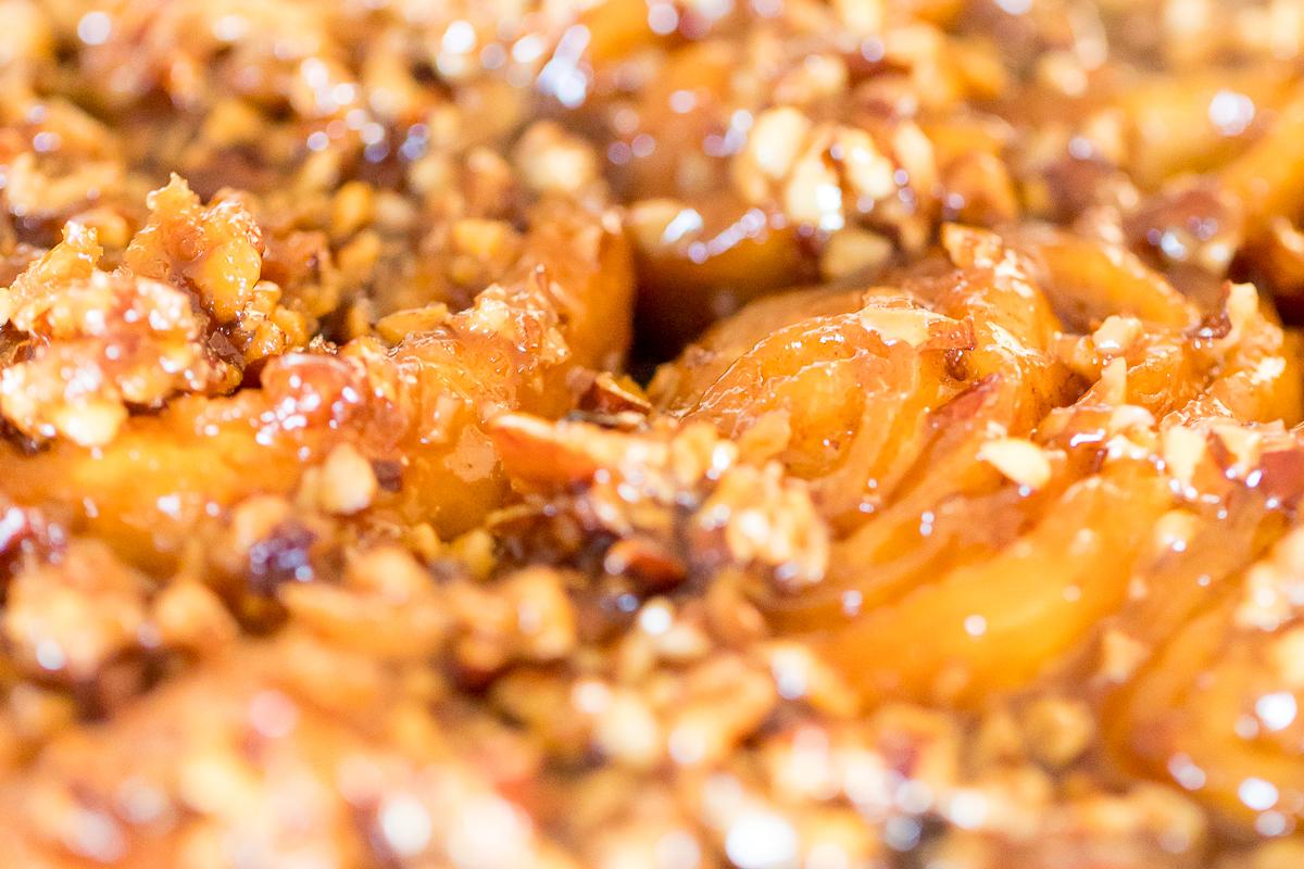 Karamell-Pekannuss-Rollen 19 Eine Nahaufnahme eines Stücks Karamell-Pekannuss-Sticky Rolls.