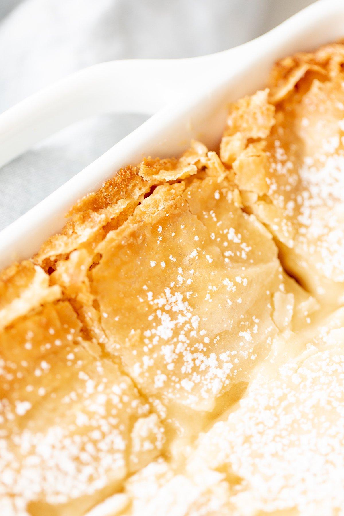 Muttertags-Brunch-Ideen 19 Eine weiße rechteckige Backform gefüllt mit einem hausgemachten Gooey Butter Cake.