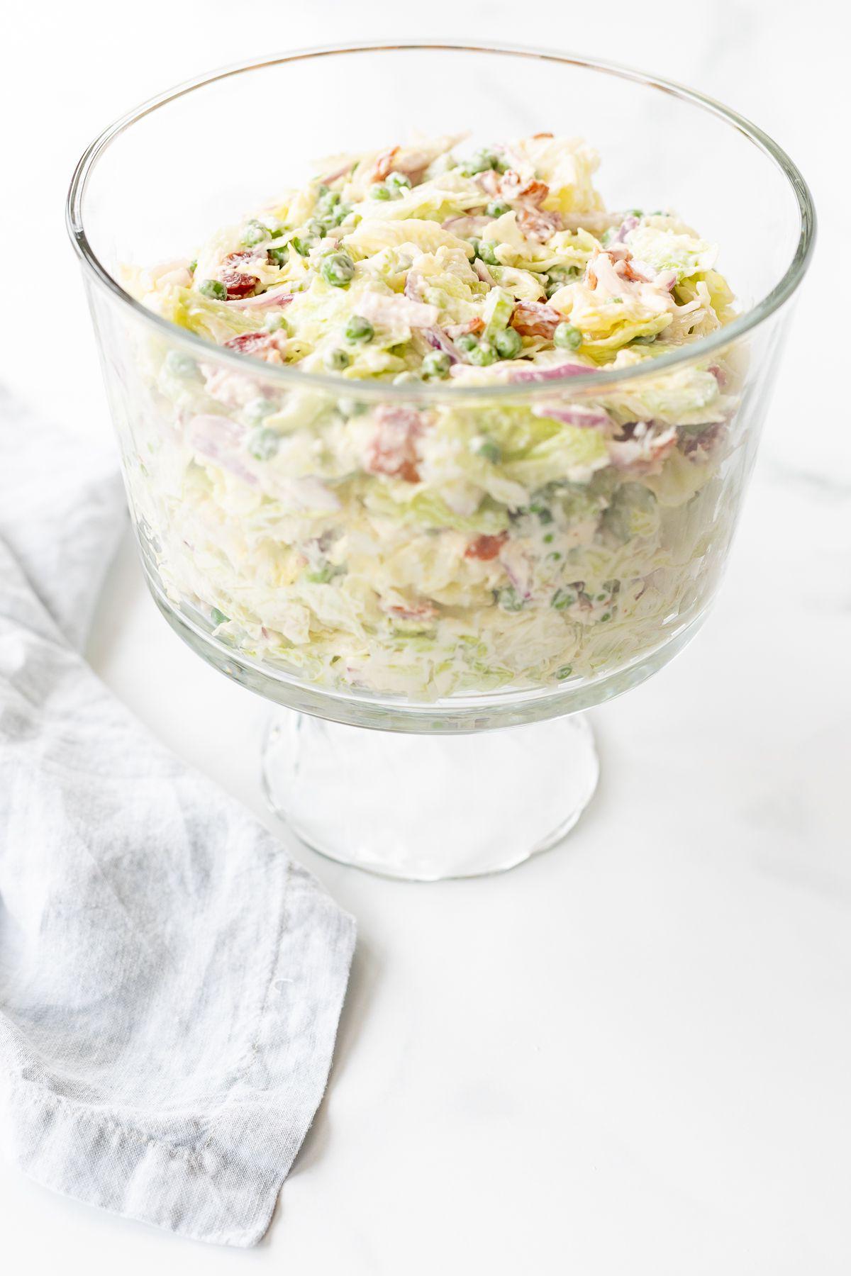 Siebenschichtsalat 19 Ein Sieben-Schicht-Salat, in einer Glasschale angerichtet