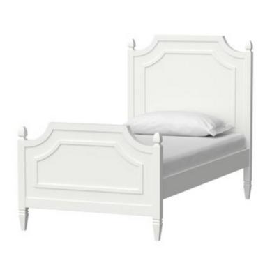 Pottery Barn Kids: Der Look zum kleinen Preis 20 Ein weißes Bett mit Holz-Kopf- und Fußteil, das den klassischen Stil von Pottery Barn Kids widerspiegelt.