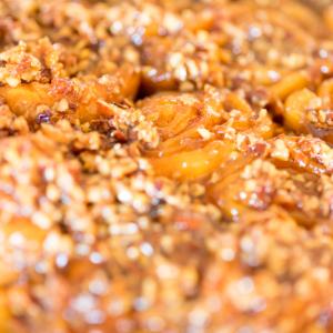 Karamell-Pekannuss-Rollen 20 Eine Nahaufnahme von Pekannussbrötchen.