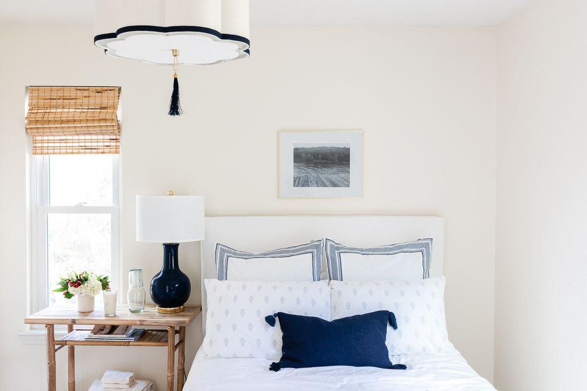 17 Ideen für Kunst über einem Bett 3 Kunst über dem Bett in einem weißen und marineblauen Gästezimmer