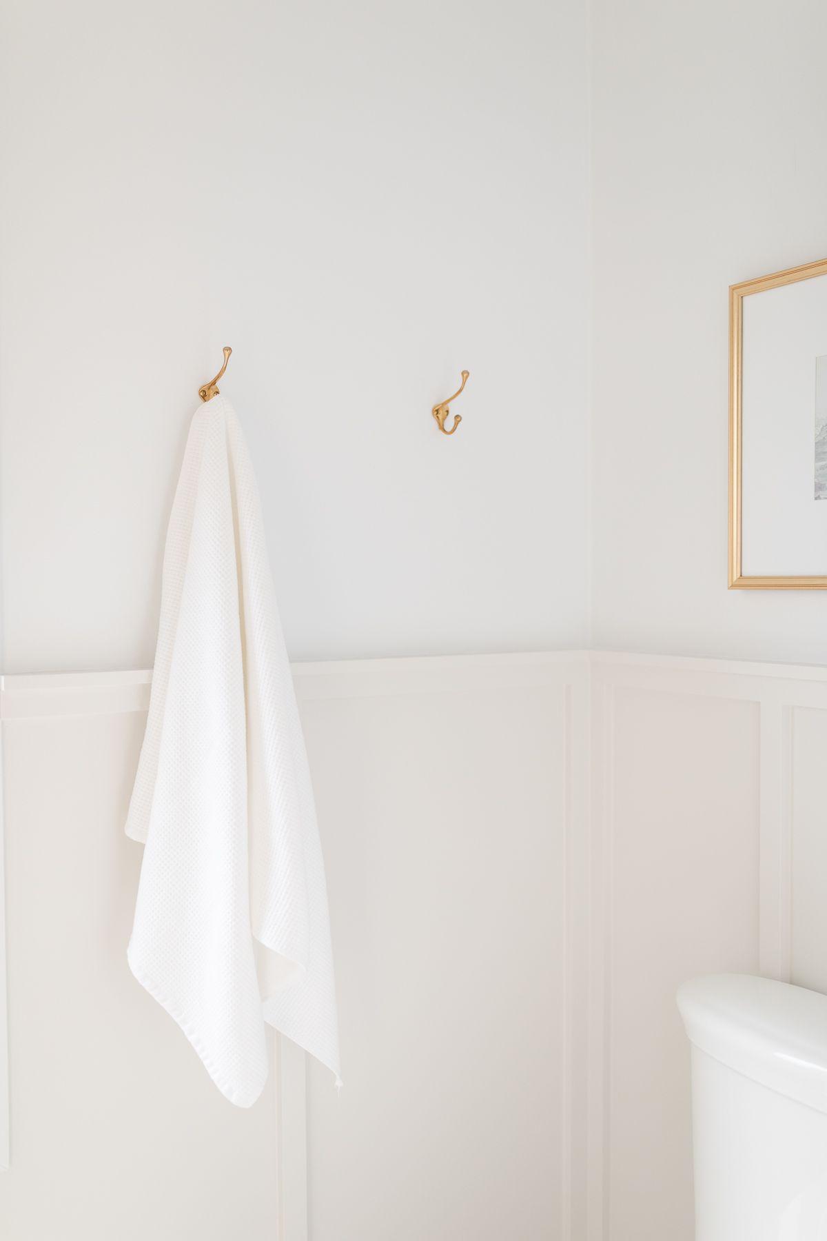Benjamin Moore Dekorateur-Weiß 3 Ein Badezimmer mit greige Wänden unten und BM Decorator's White Wänden oben.
