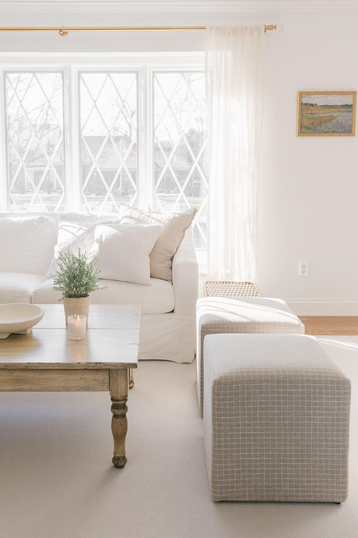 Abnehmbare Schonbezüge für Sofas 3 Ein weißes Wohnzimmer mit zwei weißen Hussofas