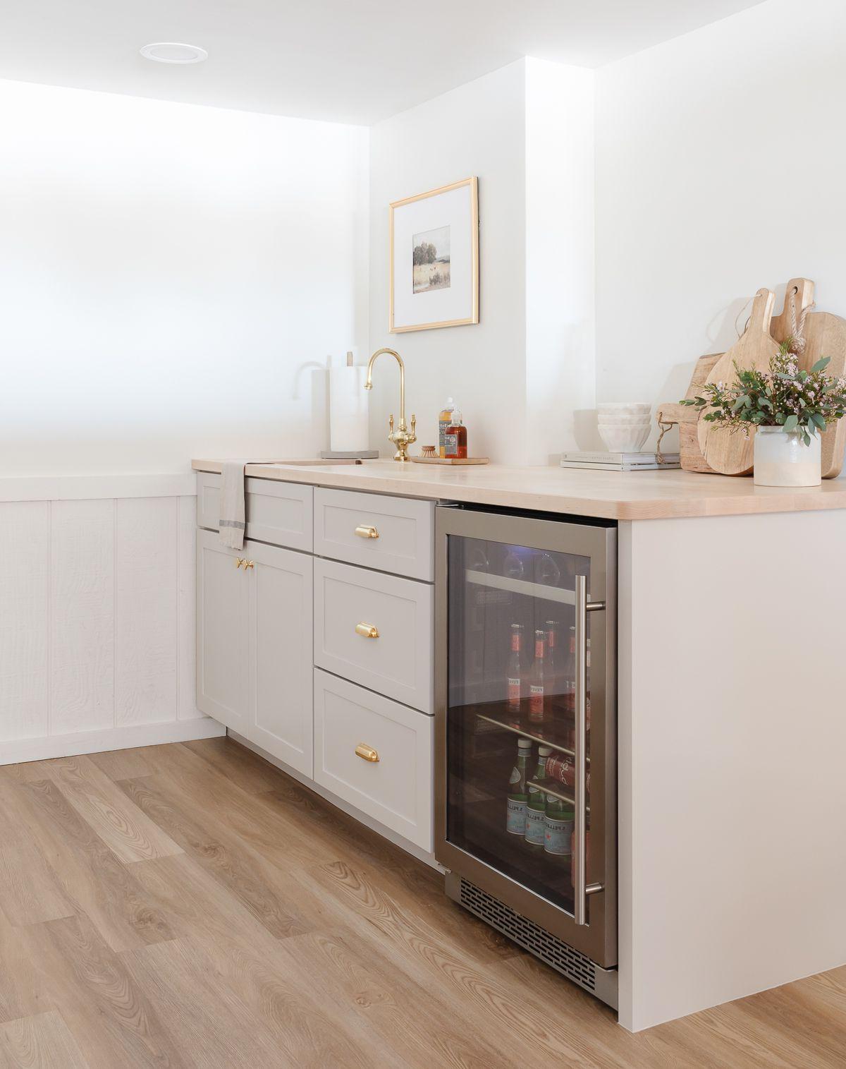 Kellerbar Ideen 3 Eine Kellerbar mit grauen Schränken und Butcher Block Arbeitsplatten