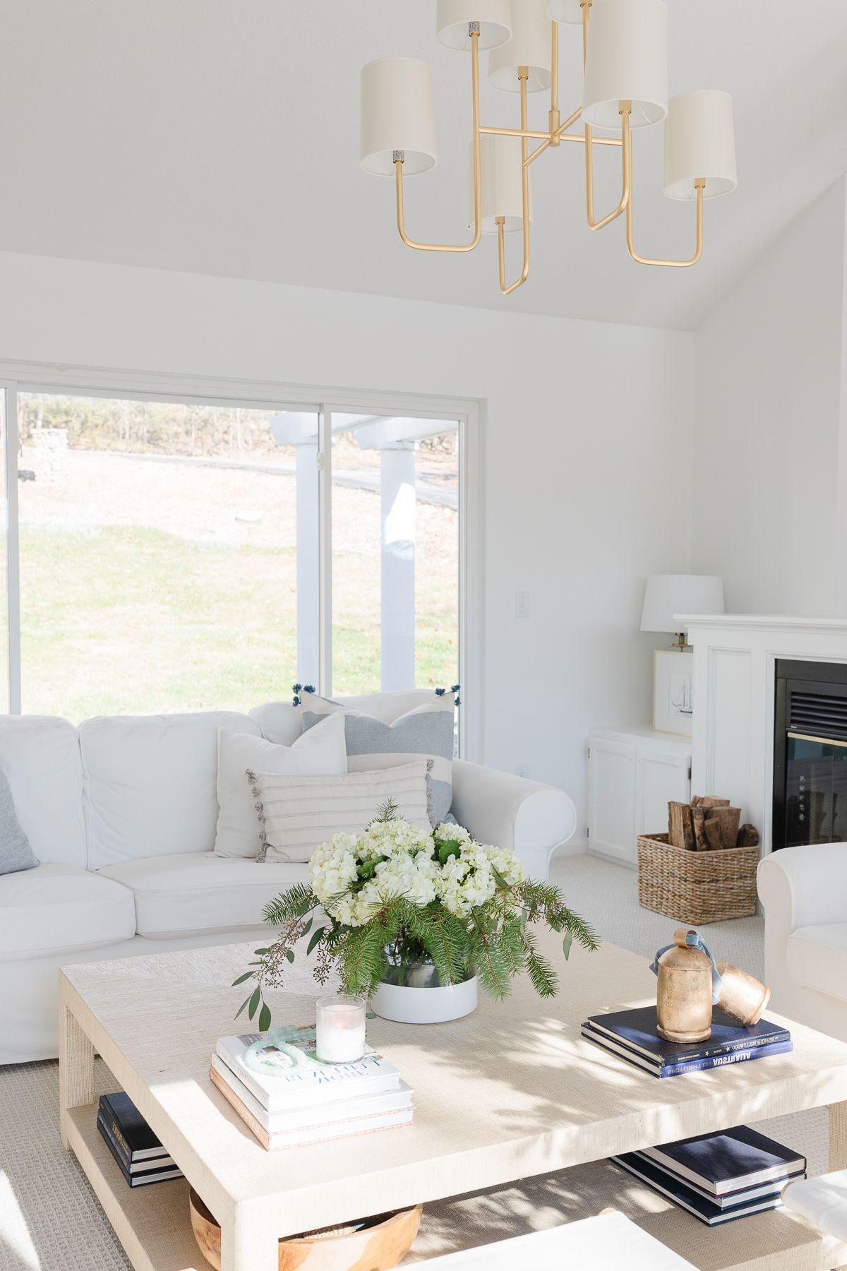 Matte Farbe 3 Ein Wohnzimmer mit weißen Möbeln, gestrichen in Benjamin Moore Chantilly Lace