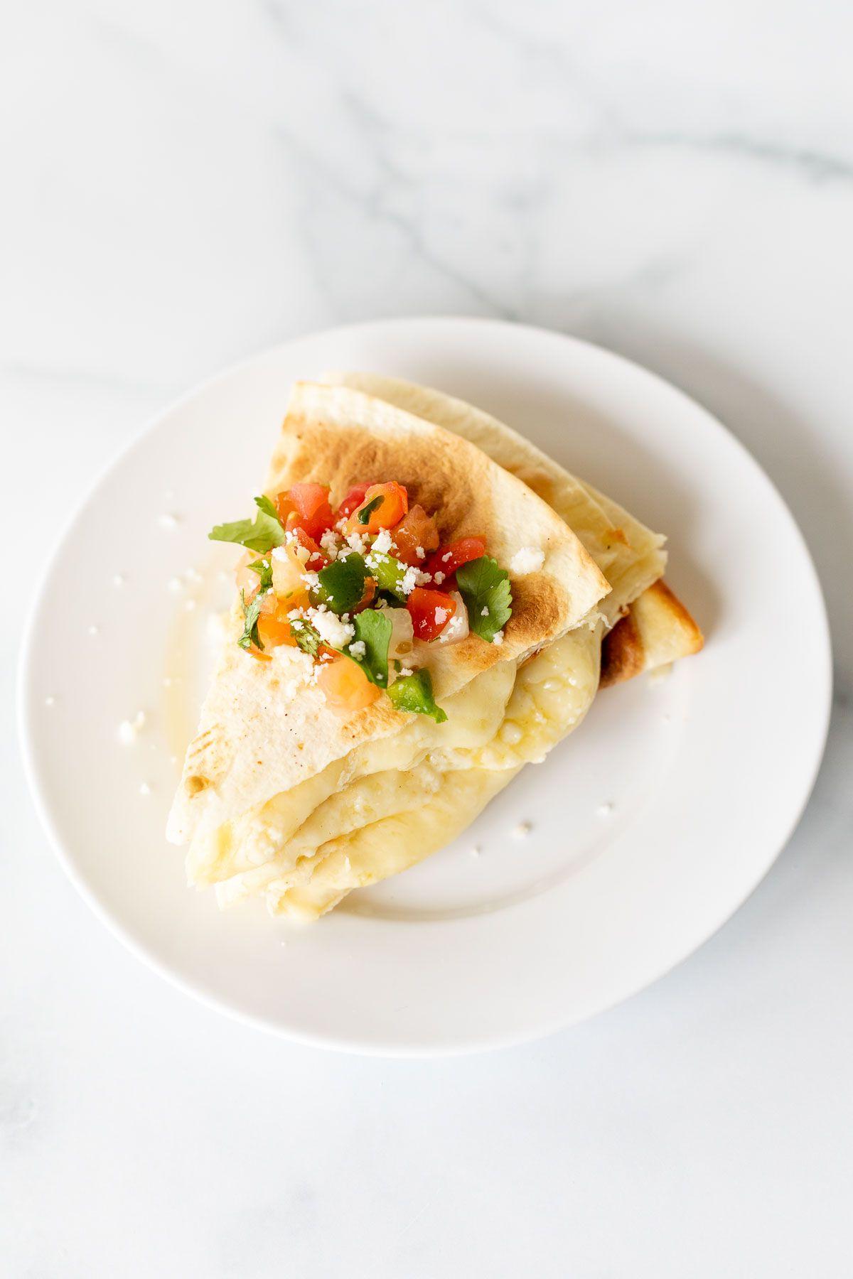 Käsequesadillas 3 Ein Stapel Käse-Quesadillas auf einem weißen Teller