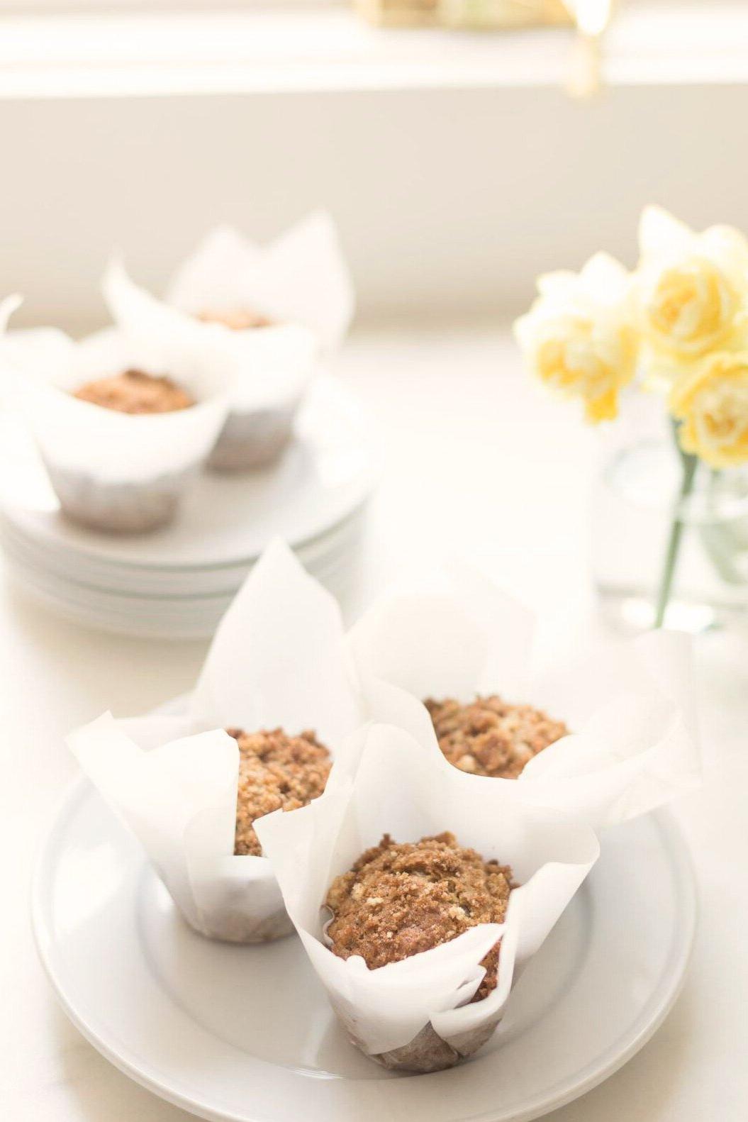 Bananenrezepte 3 Bananenmuffins auf einem weißen Teller, Teil einer Sammlung der besten Bananenrezepte.
