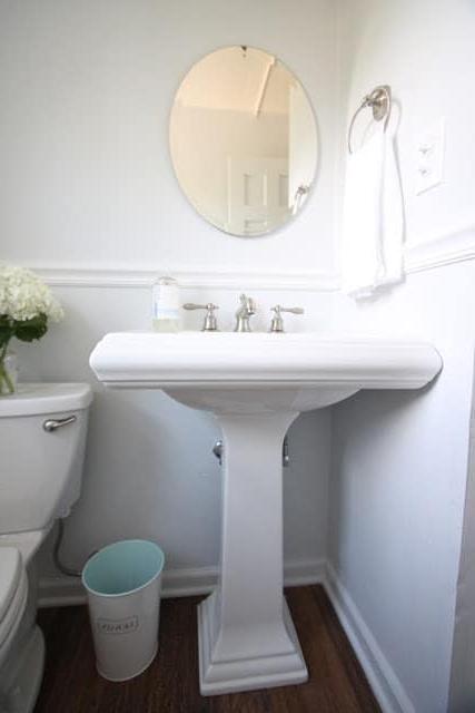 Sherwin Williams Strass 3 SW Rhinestone gestrichenes Badezimmer mit Standwaschbecken im Vordergrund