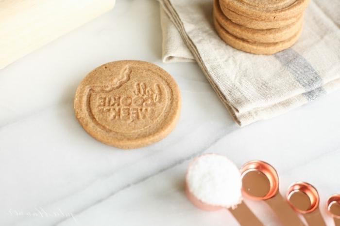 Gewürz-Shortbread-Kekse 3 Ein Keks gestempelt mit einem Herbst Keks Wochen Logo