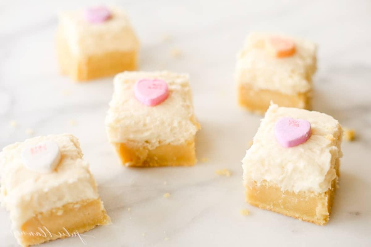 Zuckerkeks-Riegel verstreut auf Marmoroberfläche