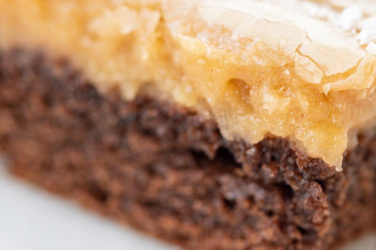 Zartschmelzender Erdnussbutter-Butterkuchen 3 Ein Stück Erdnussbutter Gooey Butter Kuchen.