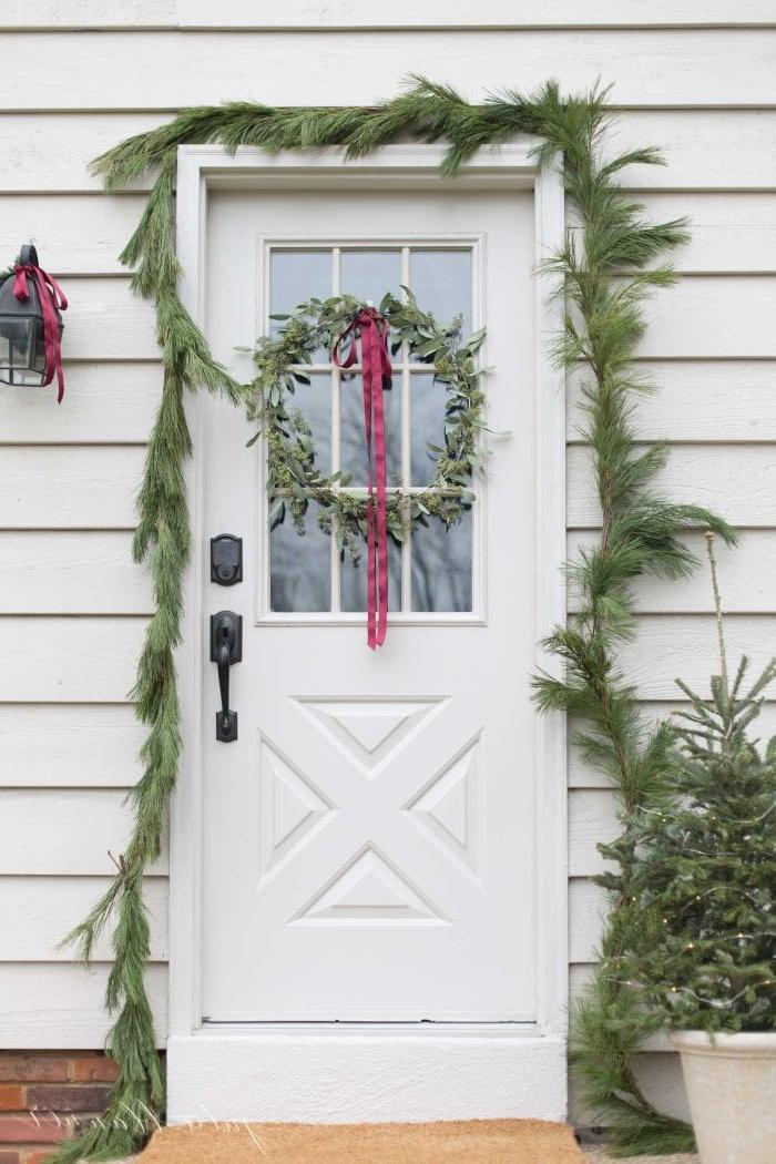 Weihnachtliche Türdekorationen 3 Haustür mit Kieferngirlande, Eukalyptuskranz und Mini-Weihnachtsbaum für Weihnachten