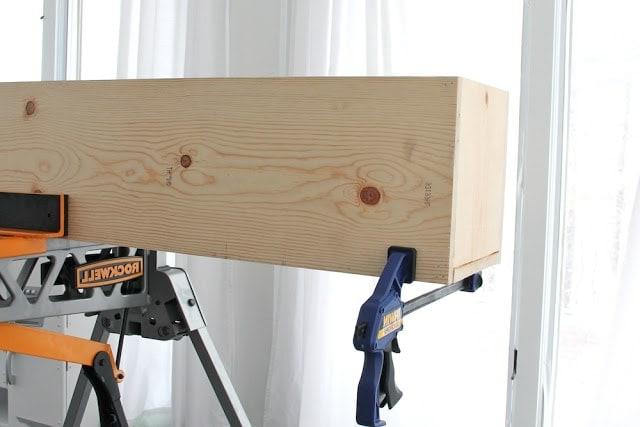 Einen Kasten für die Pflanzgefäße bauen