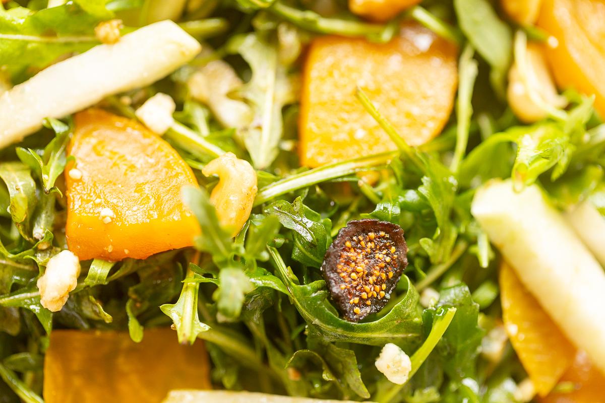 Gerösteter Rote-Bete-Salat mit Balsamico-Vinaigrette 3 Nahaufnahme eines Rote-Bete-Salats mit Rucola