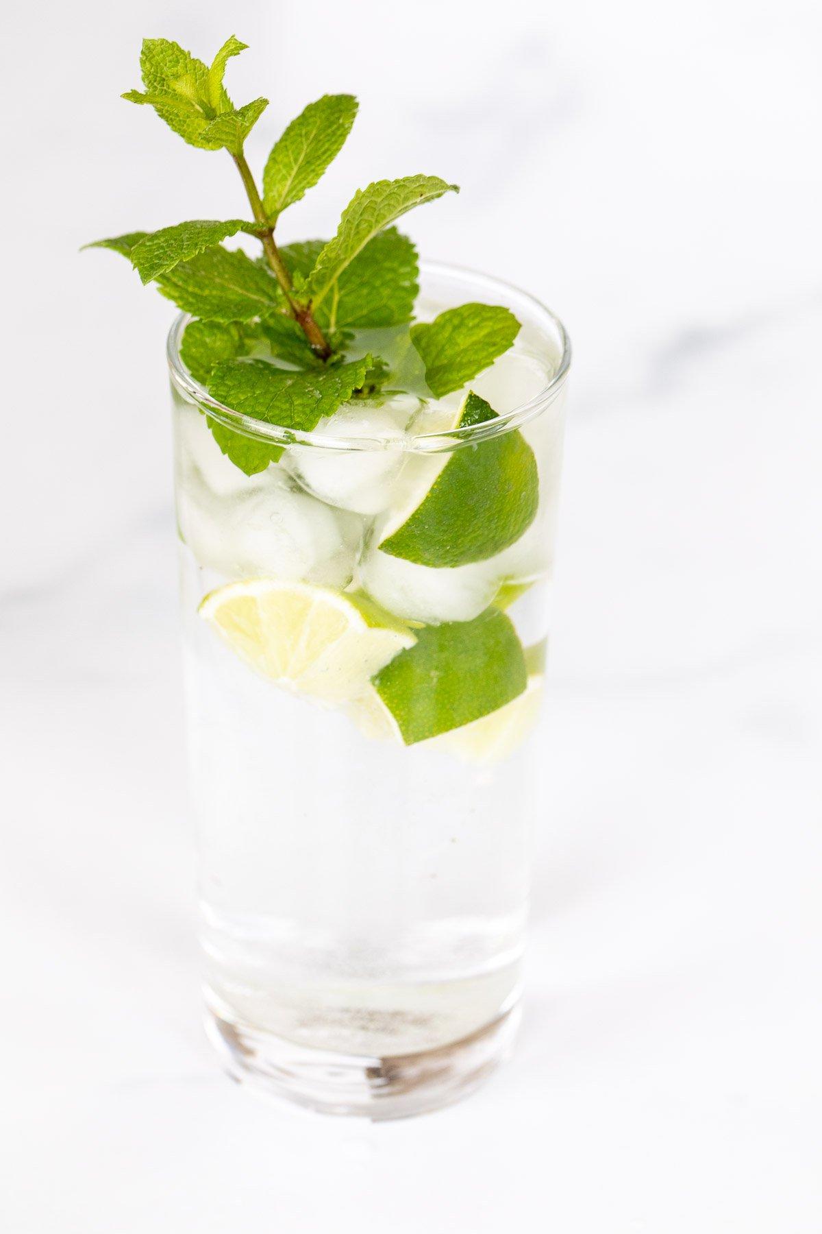 Alkoholfreier Mojito 3 Ein klares Glas voll mit einem Virgin Mojito auf einer Marmoroberfläche.