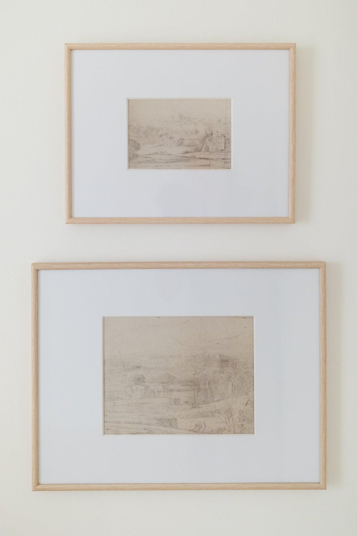 **Freie Kunstquellen** 3 Ein paar gerahmte Kunstwerke von Studio McGee hängen an einer Wand, die die vielseitige Anwendung von gemeinfreier Kunst in der Heimdekoration demonstriert.