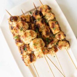 Spießchen 21 Hähnchen Spiedini Spieße auf einer weißen Platte.