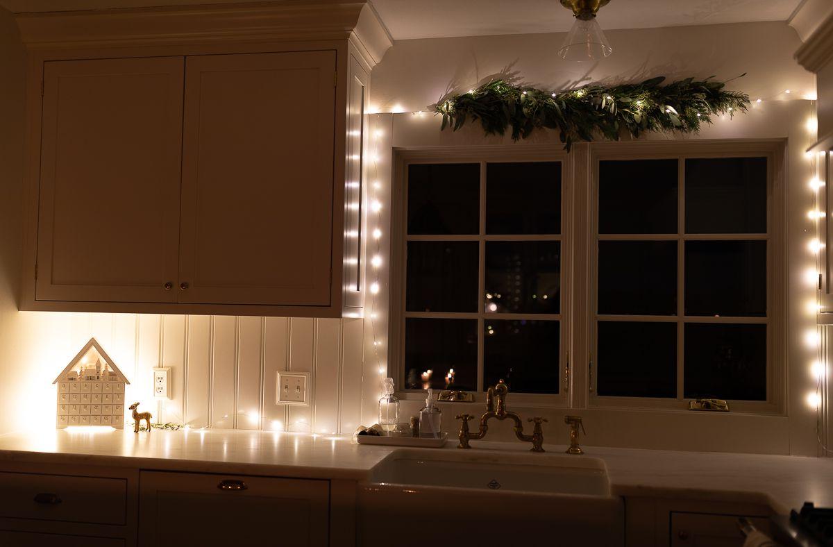 Feenlichter in einem Küchenfenster für einen minimalistischen Weihnachts-Touch.