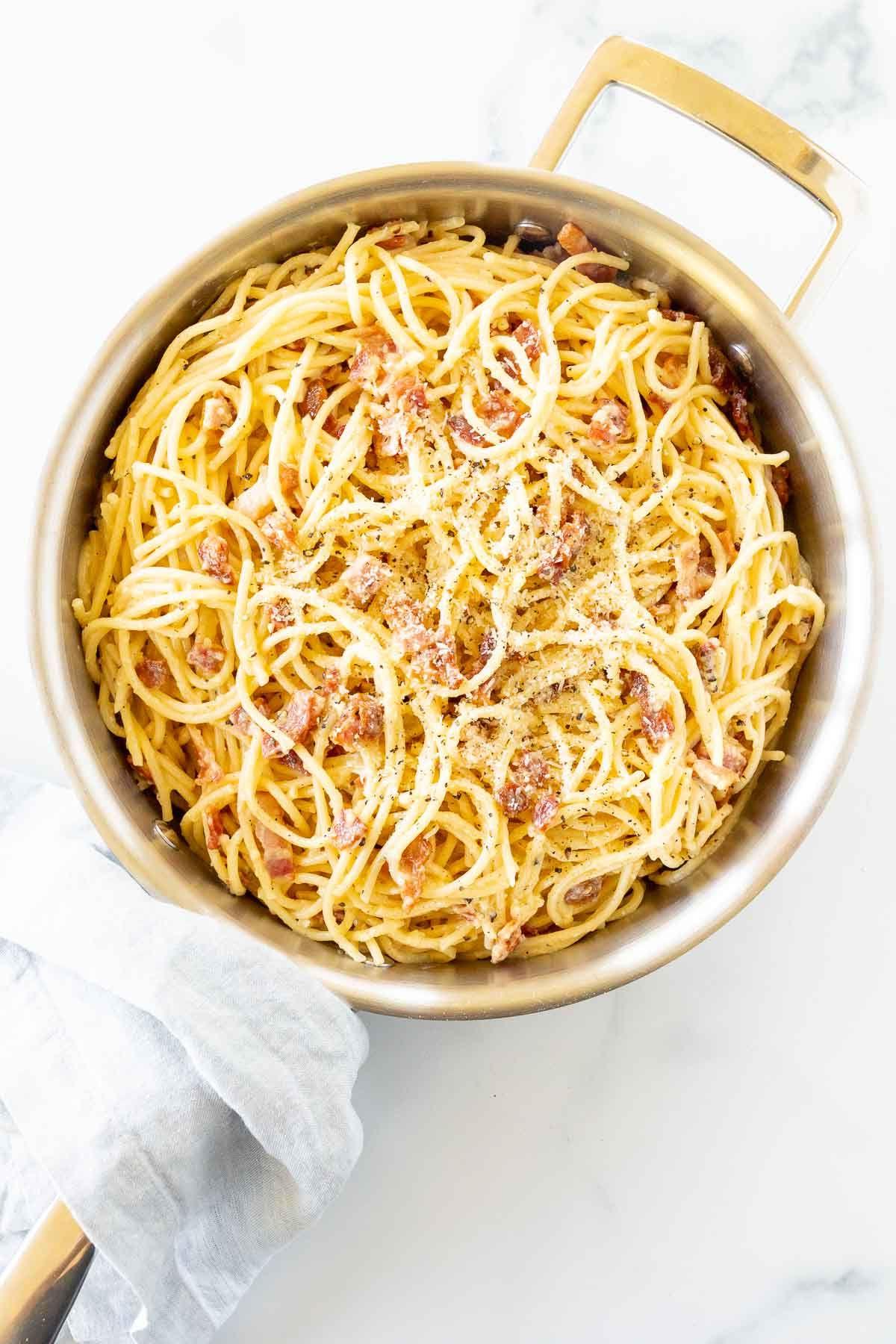 Muttertags-Brunch-Ideen 21 Ein großer silberner Topf gefüllt mit Spaghetti Carbonara.