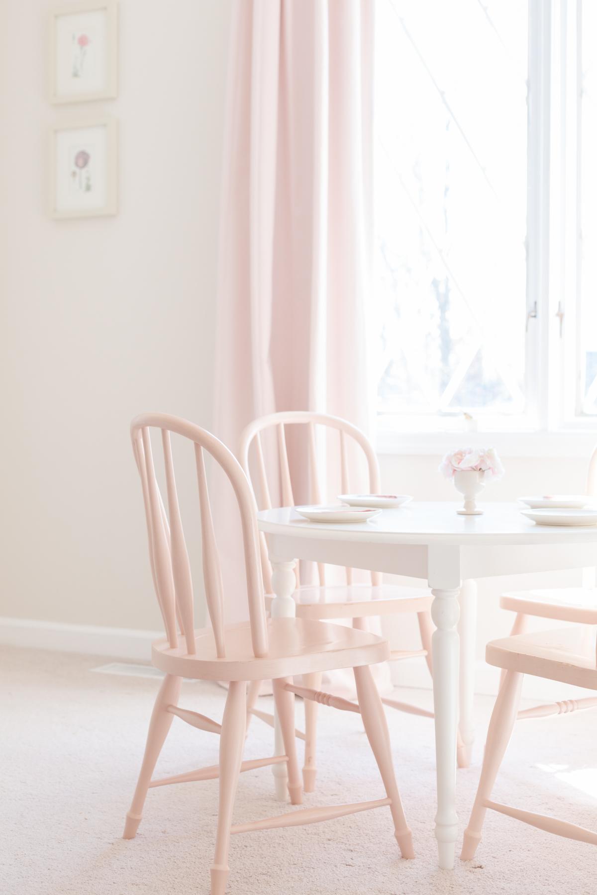Pottery Barn Kids: Der Look zum kleinen Preis 22 Ein pinker Tisch und Stühle in einem Kinderzimmer, eine verspielte Szene, die den Pottery Barn Kids Look for Less unterstreicht.