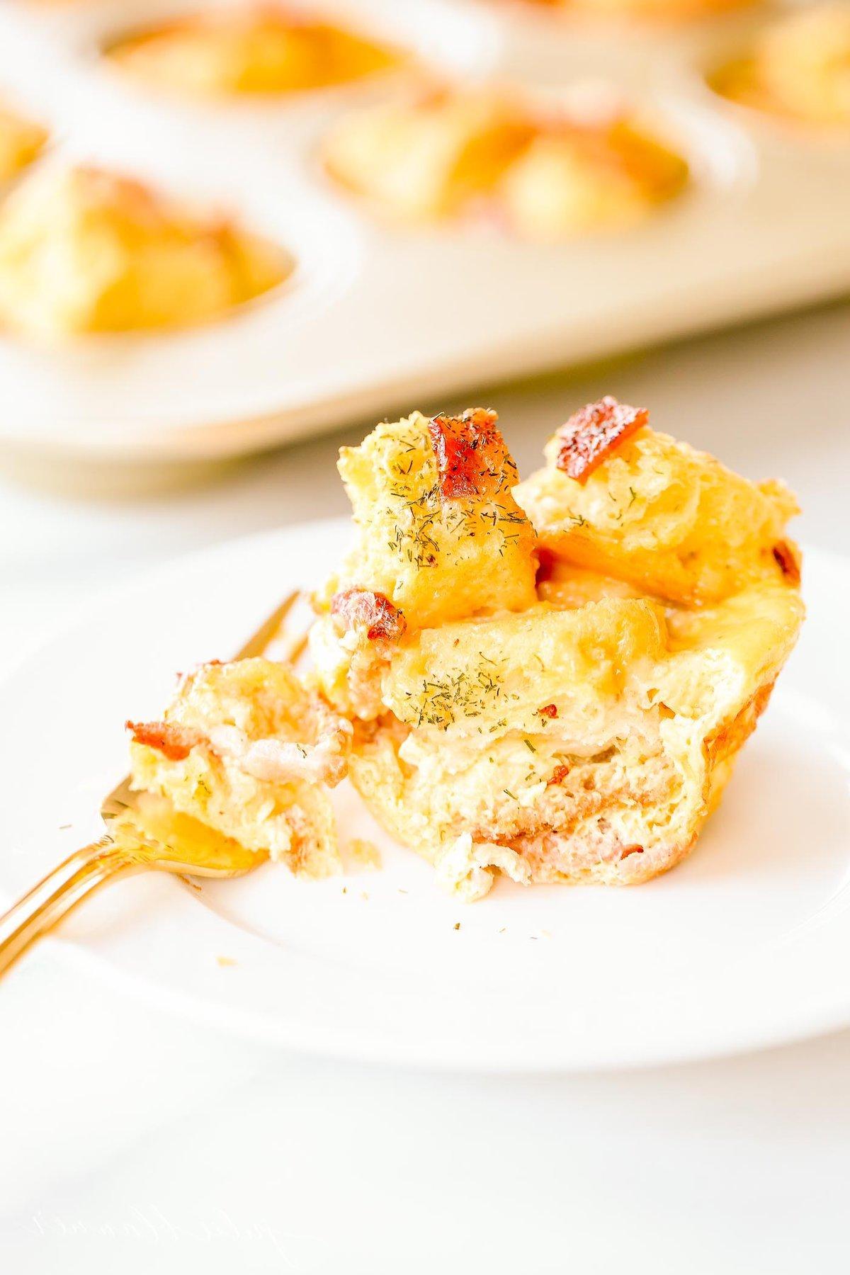 Muttertags-Brunch-Ideen 22 Eier-Strata auf weißem Teller