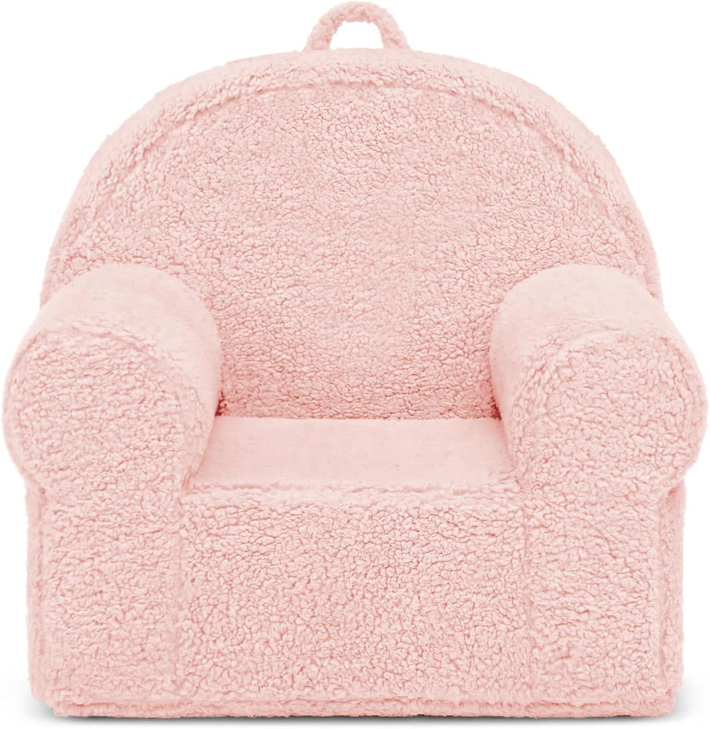 Pottery Barn Kids: Der Look zum kleinen Preis 23 Ein rosafarbener Teddybärstuhl – eine fantastische Pottery Barn Kids Look for Less Option – auf weißem Hintergrund.