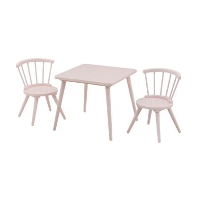 Pottery Barn Kids: Der Look zum kleinen Preis 24 Ein pinker Tisch und Stühle auf weißem Hintergrund, die eine verspielte und günstige Alternative zum Pottery Barn Kids Design darstellen.