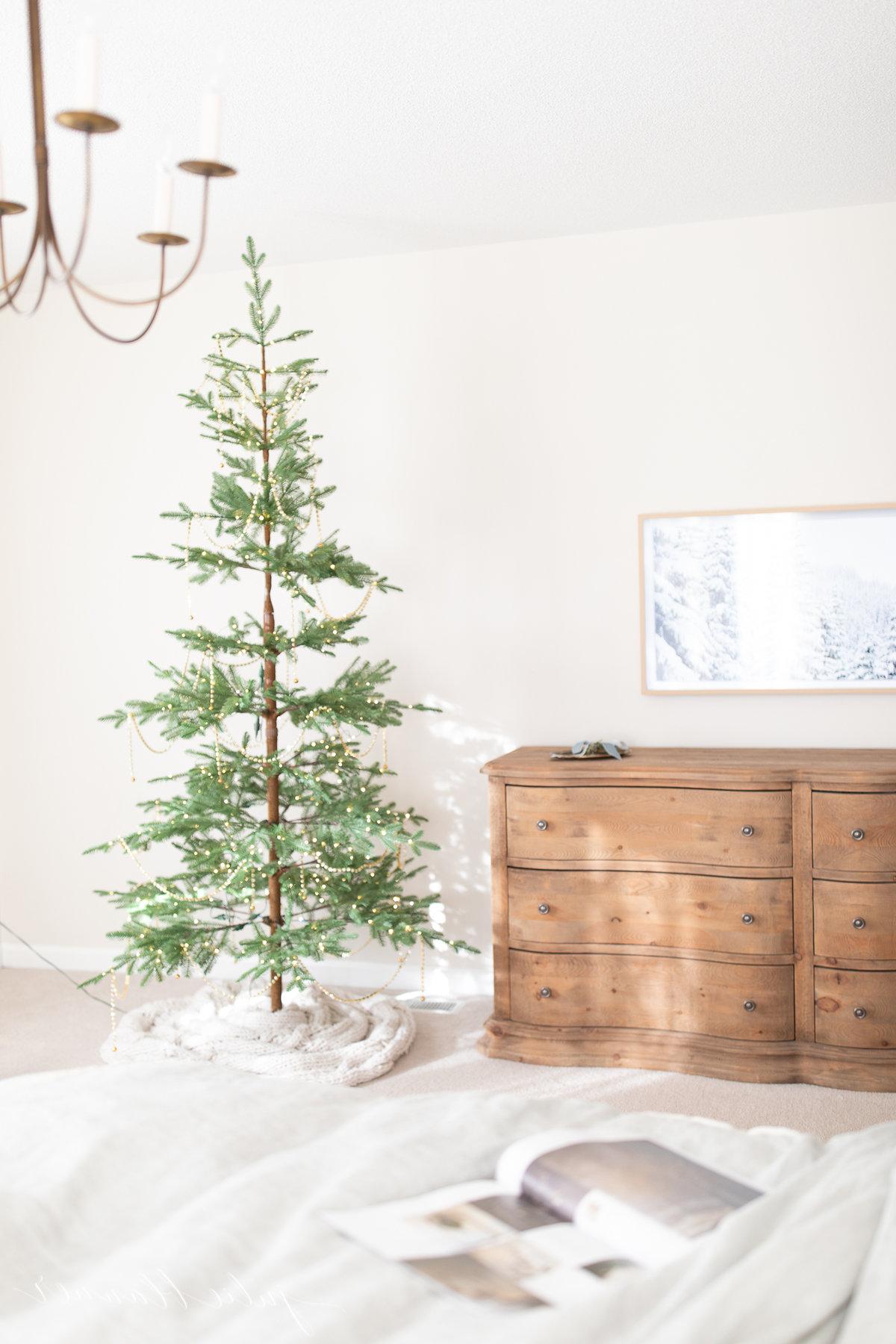 Eine Kuscheldecke als Baumrock unter einem Weihnachtsbaum.