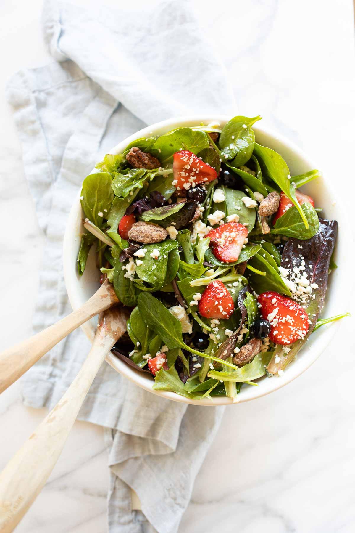 Muttertags-Brunch-Ideen 24 Eine Schale Spinatsalat mit Erdbeeren und Walnüssen, perfekt als Osterbeilage.