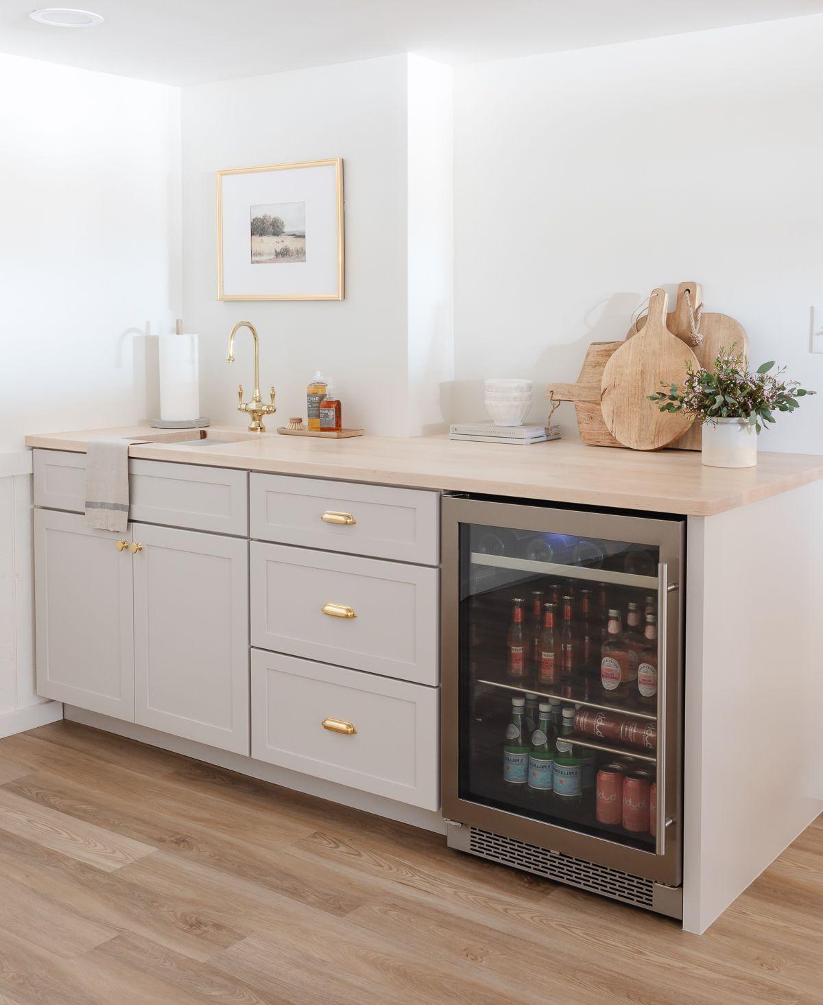 Kellerbar Ideen 24 Eine Kellerbar mit grauen Schränken und Butcher Block Arbeitsplatten