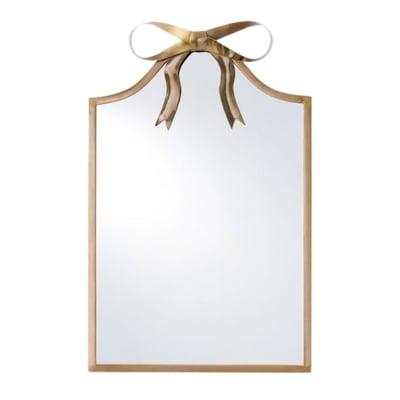 Pottery Barn Kids: Der Look zum kleinen Preis 25 Ein goldener Spiegel mit einer Schleife, der an den eleganten Stil der Emily & Meritt Kollektion von Pottery Barn Kids erinnert.