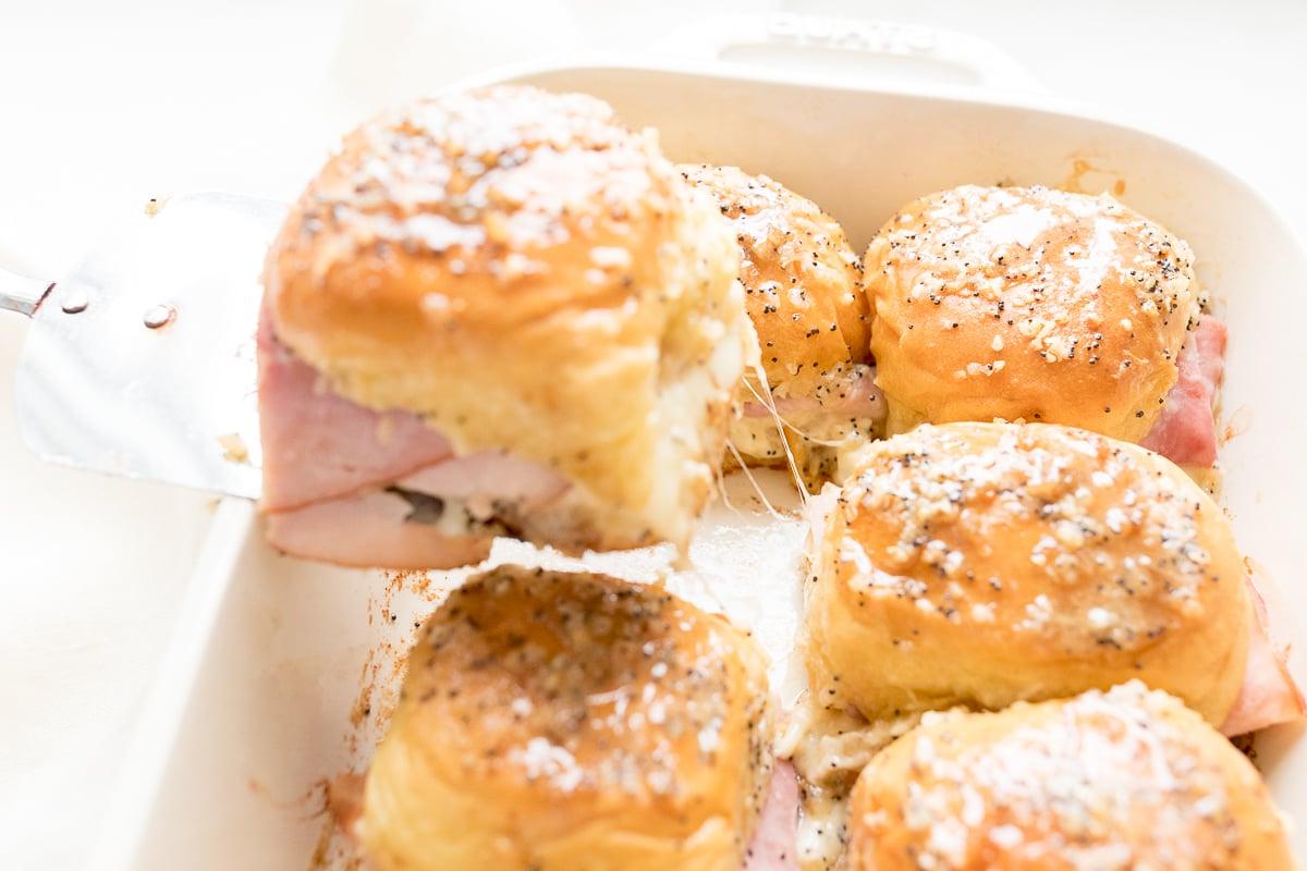 Muttertags-Brunch-Ideen 25 Heiße Schinken-Käse-Slider in einer Auflaufform.