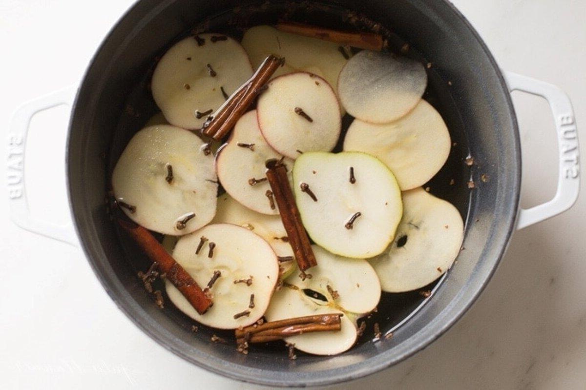 Stovetop Potpourri auf dem Herd für einen natürlichen Weihnachtsduft.
