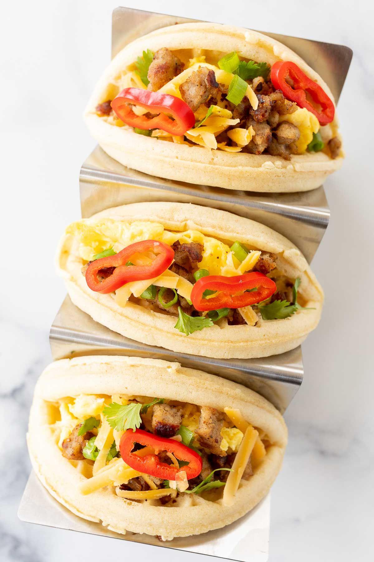 Muttertags-Brunch-Ideen 27 Waffel-Tacos in einem Taco-Halter aus Edelstahl.