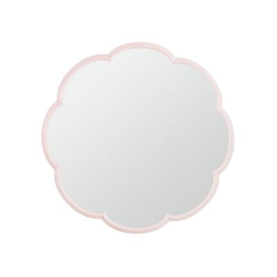 Pottery Barn Kids: Der Look zum kleinen Preis 28 Ein rosafarbener, blumenförmiger Spiegel auf weißem Hintergrund, der den verspielten Stil von Pottery Barn Kids symbolisiert.