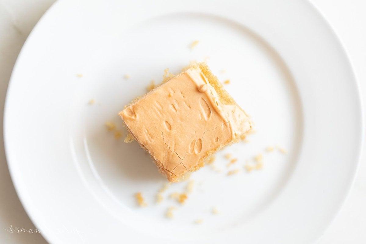 **Unglaublicher Butterscotch-Kuchen** 4 Ein Stück Butterscotch Kuchen auf einem weißen Teller.