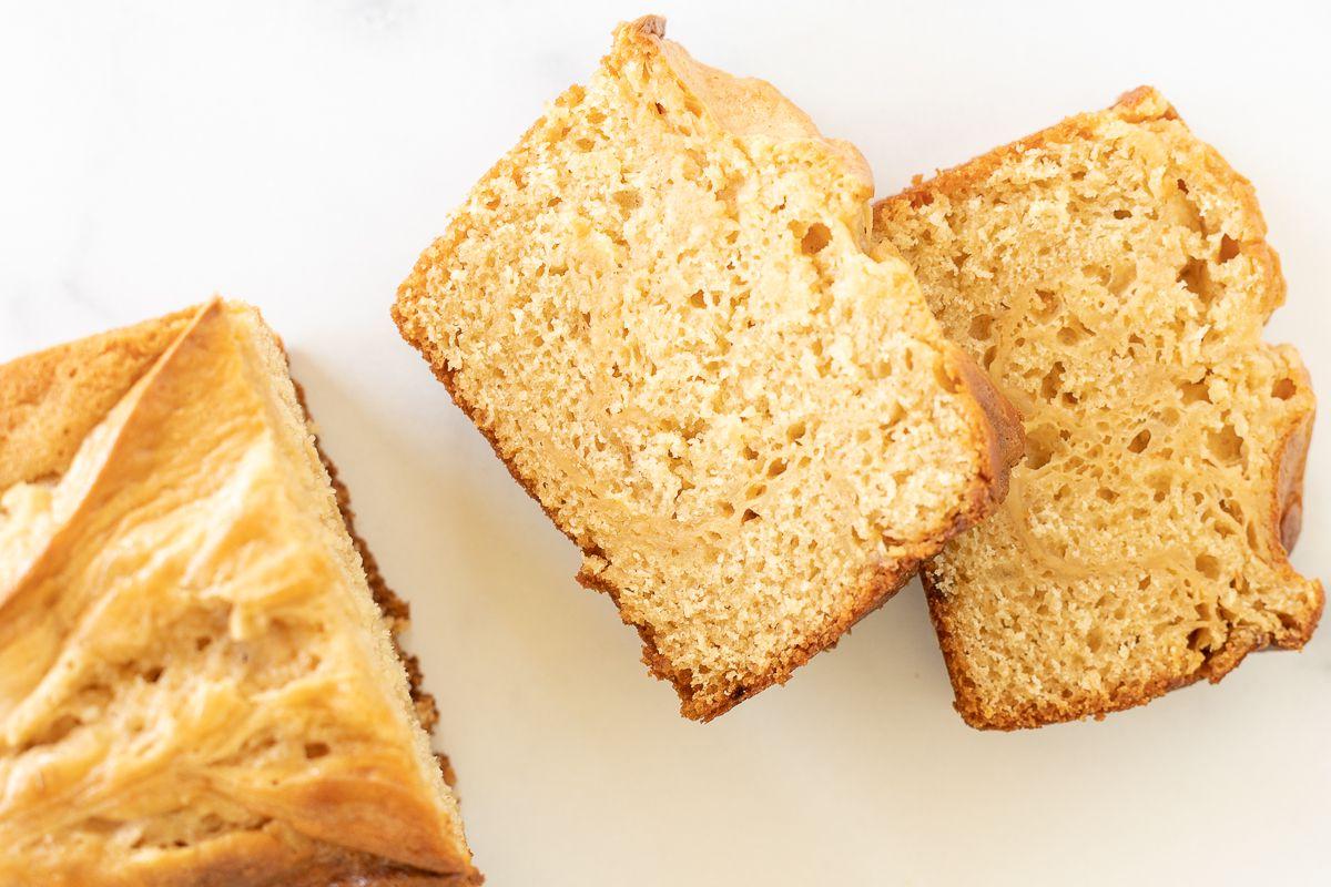 Karamell-Frischkäse-Brot 4 Geschnittenes Frischkäse-Brot mit Karamell auf einer Marmorarbeitsplatte
