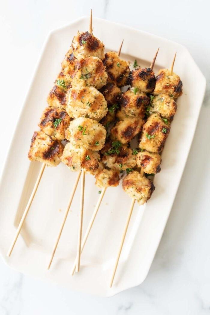 Spießchen 4 Hähnchen Spiedini Spieße auf einer weißen Platte.