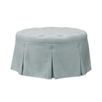 Ein hellblauer Ottoman mit gerafftem Rock, erhältlich bei Amazon.