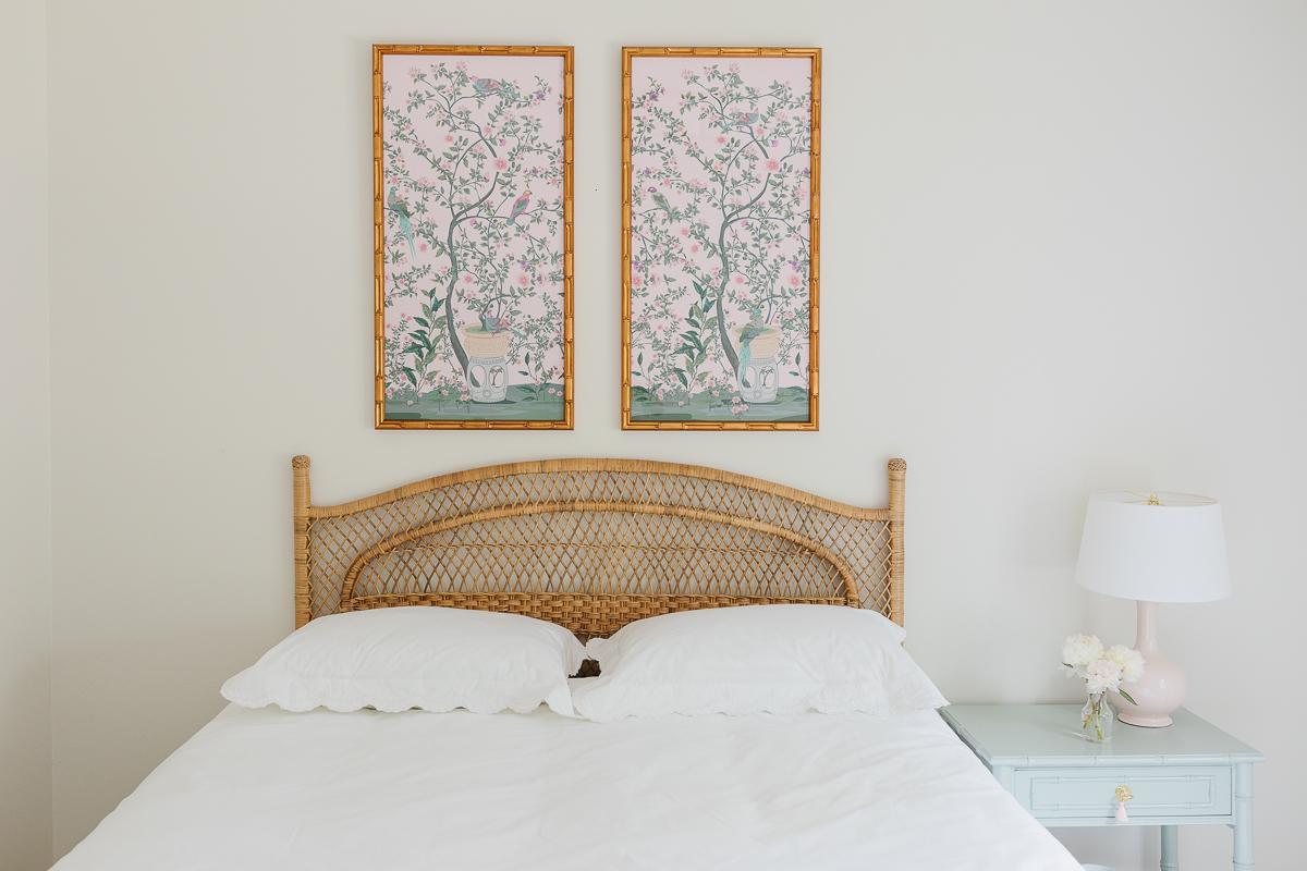 17 Ideen für Kunst über einem Bett 4 Ein Gästezimmer mit Rattan-Kopfteil und rosa-grüner Chinoiserie-Kunst darüber.