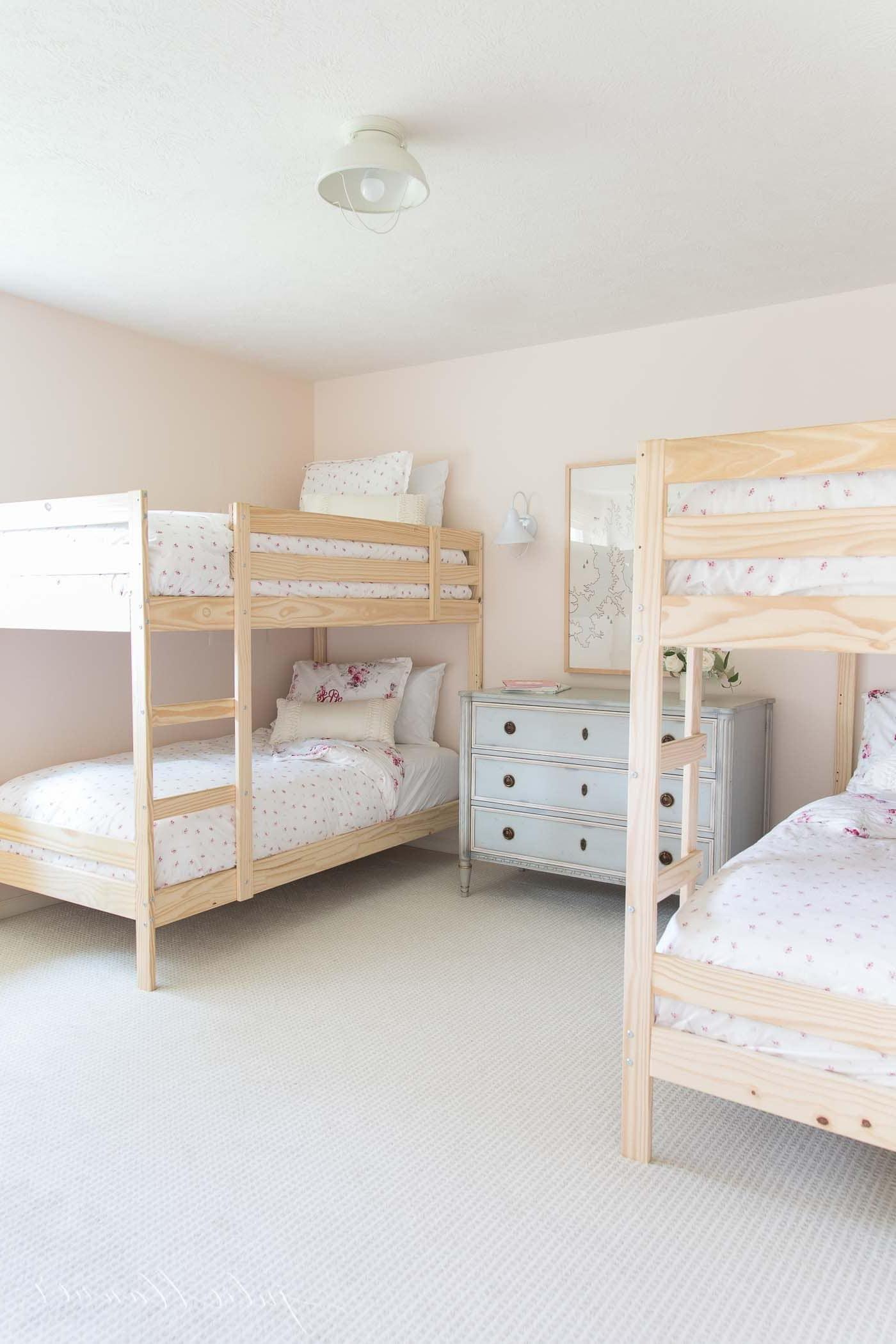 Mädchenetagenbett 4 Ein Mädchenzimmer mit Holz-Etagenbetten und floraler Bettwäsche